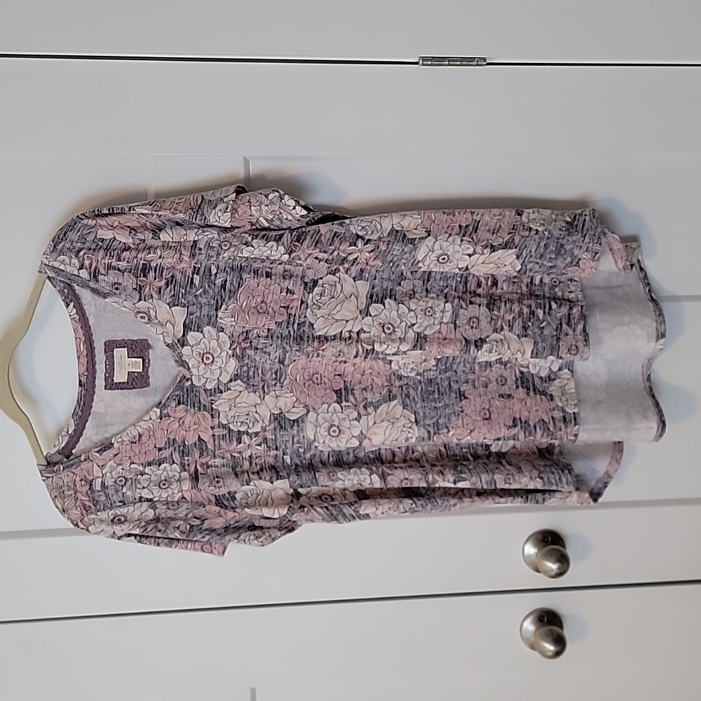 Cupio Floral V-Neck Sweater in Pink and Gray